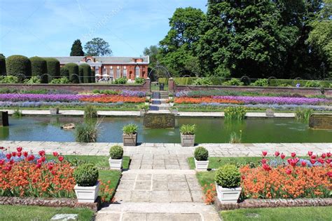 Gardens of Kensington palace – Stock Editorial Photo © alessandro0770 ...