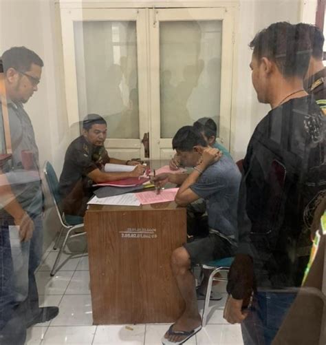 Polda Aceh Serahkan Dua Orang Tersangka Dan Barang Bukti Sabu