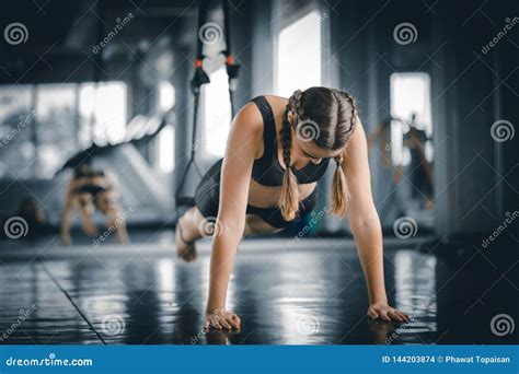 Jeune Forme Physique Saine Attrayante De Courbe De Corps De Femme De