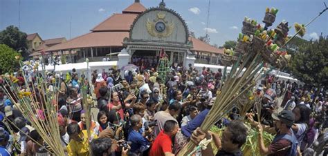 Mengenal Tradisi Grebeg Persembahan Keraton Yogyakarta Kepada