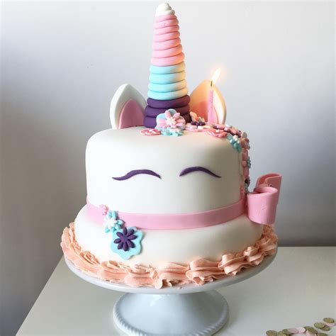 Mona S Eerste Verjaardag Feest Met Een Homemade Unicorn Taart