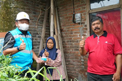 Pegawai Pln Berdonasi Untuk Program Listrik Bagi Masyarakat Kurang