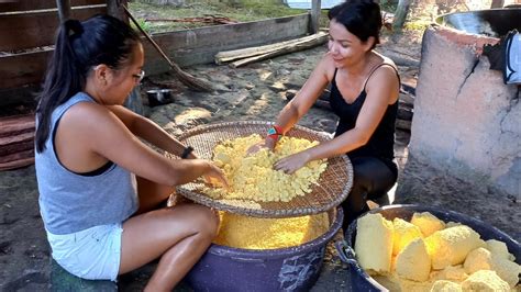 TRADIÇÃO DA AMAZÔNIA Fazendo farinha em uma comunidade indígena do