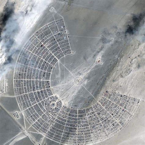 burning man drone shot..anyone else see a pentagram? : r/BurningMan