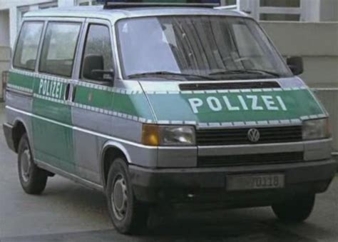 IMCDb org 1991 Volkswagen Transporter Typ 2 T4 in Arme Millionäre