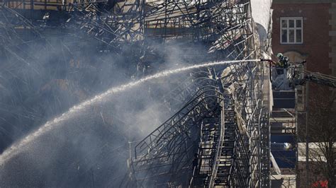 Los bomberos batallan por segundo día contra el incendio en la antigua