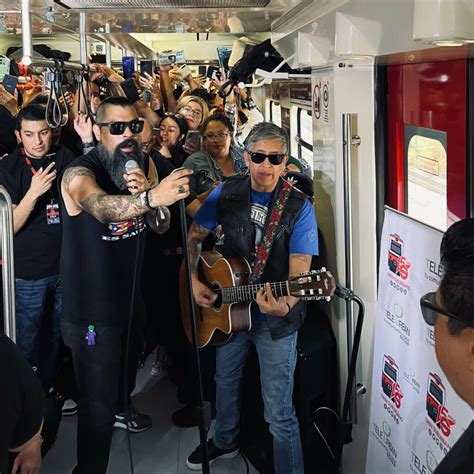 Chilango Panteón Rococó da concierto en movimiento en Tren Suburbano