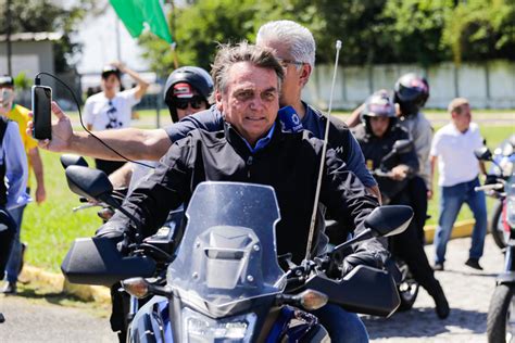 Bolsonaro faz motociata em PE e diz que vencerá em 1º turno JCAM 4 0