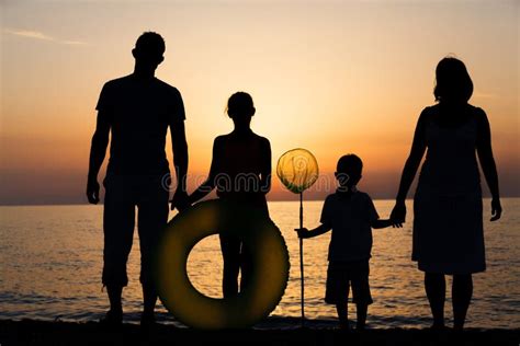 Schattenbild Der Familie Auf Dem Strand Stockfoto Bild von rückseite