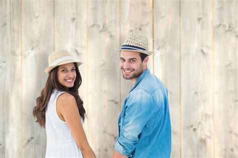 Feliz Pareja Hipster Tomados De La Mano Y Sonriendo A La C Mara Contra