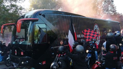 Mp Video L Arrivo Del Milan A San Siro L Accoglienza Dei Tifosi