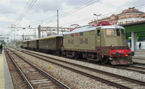 Il Treno Storico In Viaggio Da Milano Verso Il Lago Maggiore