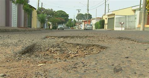 G1 Queixas sobre buracos nas ruas de São Carlos aumentam chuvas