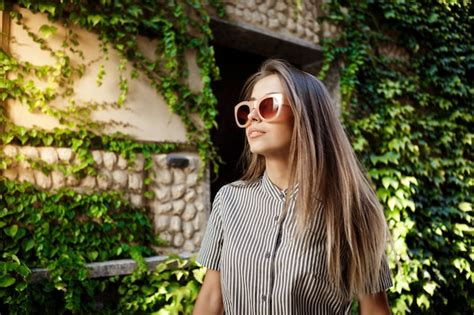 Mulher Alegre Bonita Jovem Em Culos De Sol Andando Pela Cidade