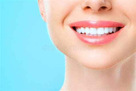 Dente Saud Vel E Perfeito Sorriso De Uma Jovem Branqueamento De Dentes