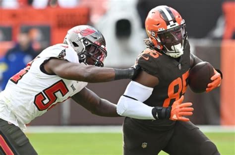 WATCH: Browns TE David Njoku Makes Wild One-Handed Catch to Tie ...