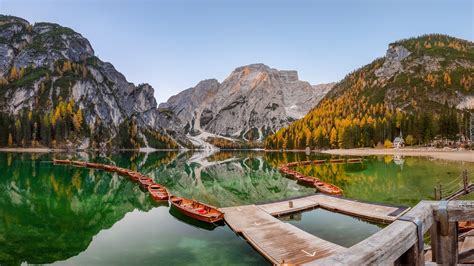 Pomost I Szereg Odzi Na Jeziorze Pragser Wildsee