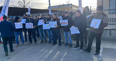 Salariații OMV Petrom în stradă Protestele sunt programate pe mai