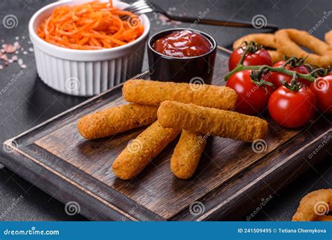 Palillos De Queso Mozzarella Con Salsa De Tomate Imagen De Archivo