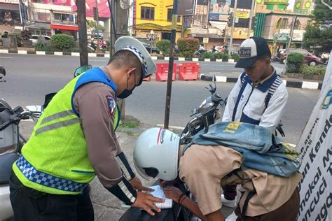 Foto Tak Pakai Helm Saat Melintas Di Jalan Margonda Pengendara Motor