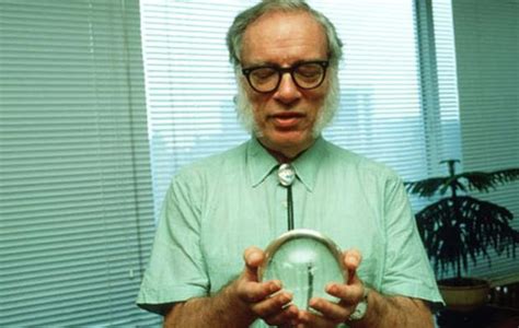 Isaac Asimov el escritor que creó el futuro vive en las plataformas