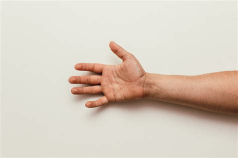 6 Common Symptoms of Hand Tendonitis and How to Spot Them - Hand & Wrist Center