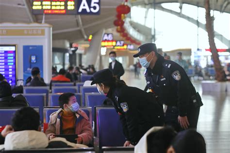 湖北：元宵佳节 武汉铁警护航旅客平安出行 搜狐大视野 搜狐新闻