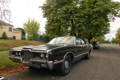 OLD PARKED CARS.: 1971 Ford Galaxie 500.