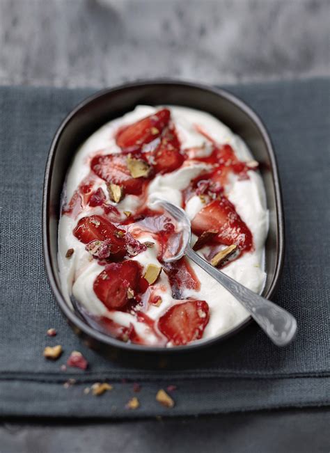 Yogurt with warm strawberry compote » ChefSane