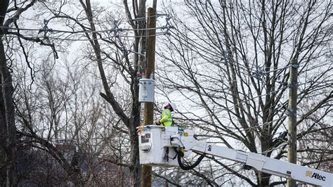 Kentucky storms: How many without power, are schools closed Monday?