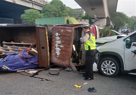 Hilang Kendali Truk Terguling Dan Tabrak Minibus Di Tanjung Priok Dua