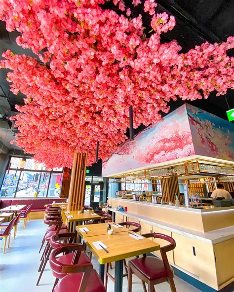 Platform 3a at Glasgow Queen Street Station: Access and Info 3