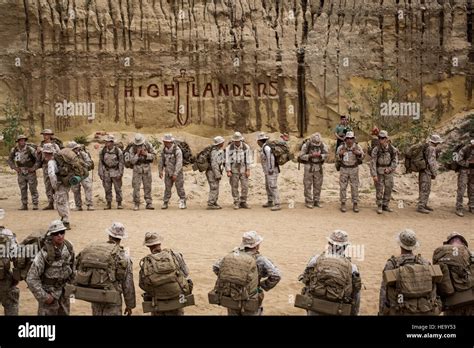 Los Marines De Estados Unidos Con El Er Batall N De Reconocimiento