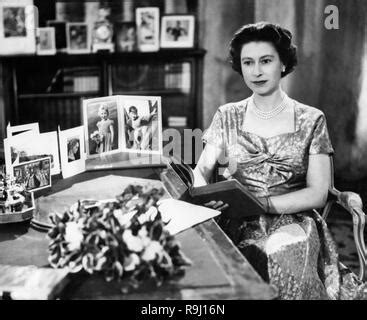 Photo du dossier datée du 25 12 1957 de la reine Elizabeth II dans la