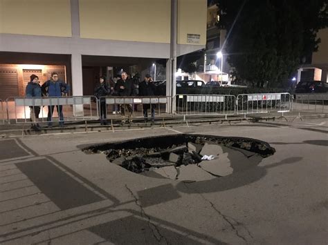 Firenze Si Apre Una Maxi Buca E L Asfalto Sprofonda Chiusa Una Strada