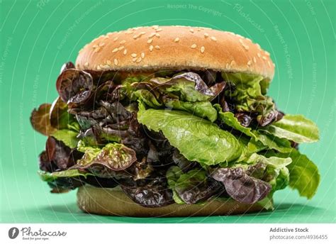 Gesunder Burger mit Mesclun Blättern ein lizenzfreies Stock Foto von