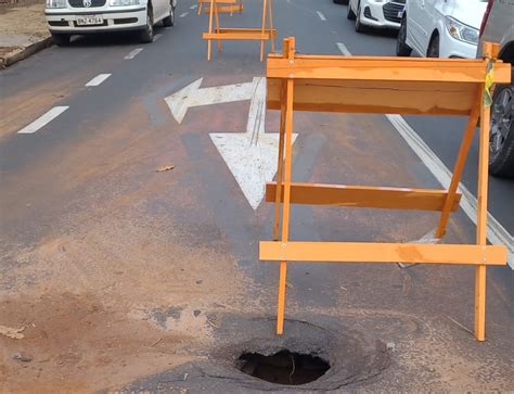 Chuva abre buraco na rua Santa Cruz informa o Departamento de Trânsito