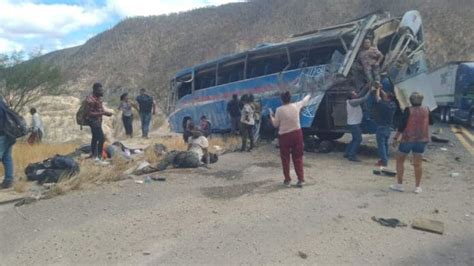 Volcadura de autobús deja al menos 10 muertos y más de 30 heridos en