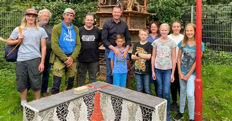 Kinder bauen Hochhaus für Insekten