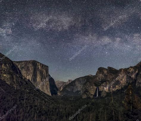 El valle de Yosemite visto desde Tunnel View está suavemente