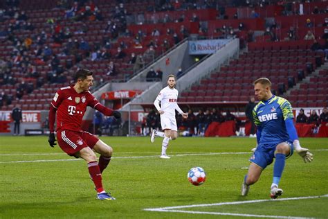 FC Koeln Bayern 0 4 Robert Lewandowski strzelił trzy gole z FC Koeln