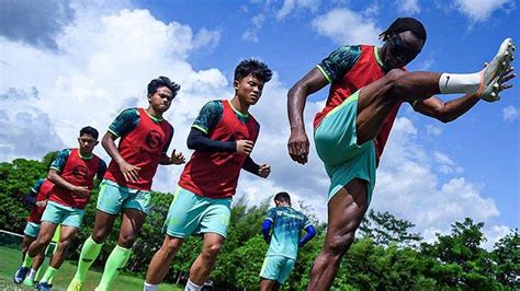 Zalnando Kunjungi Latihan Persib Bandung Di Stadion Siliwangi Begini