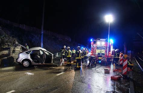 Bei Einem Schweren Unfall Wurden Am Sonntag Auf Der Pragstra E In