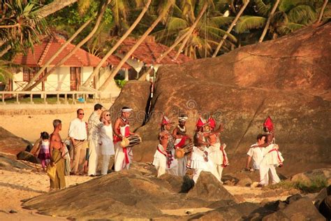 Unawatuna Sri Lanka Uma Jovem Mulher Que Anda Na Praia De Una Foto