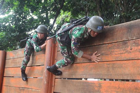 PRAJURIT PETARUNG YONIF 6 MARINIR UJI KETANGKASAN DENGAN HALANG RINTANG