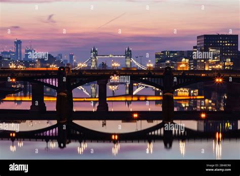 Thames bridges hi-res stock photography and images - Alamy