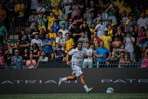 Ronaldinho E Outras Estrelas Do Futebol Fazem A Festa Da Torcida Em