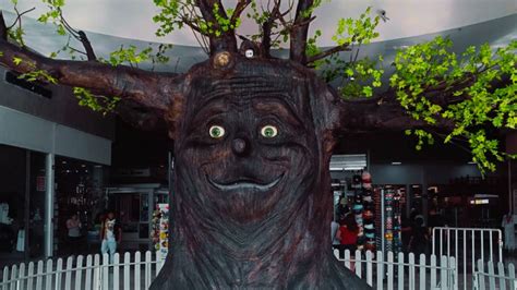 Cómo llegó ahí Árbol sonriente de Bosque Mágico aparece en otro