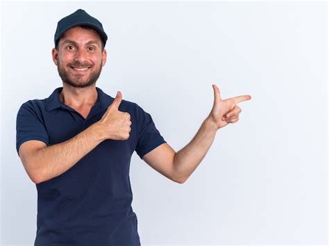 Sonriente Joven Repartidor Cauc Sico En Uniforme Azul Y Gorra Mostrando