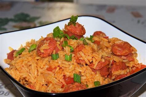 Spaanse Rijst Met Chorizo In Een Zwart Witte Kom Met Lente Ui Spanish Rice Chorizo Easy